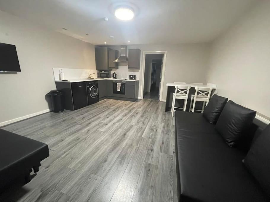 Apartment Hosted By Ryan - 2 Bedroom *