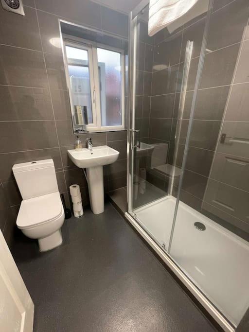 Hosted By Ryan - 2 Bedroom Apartment Liverpool